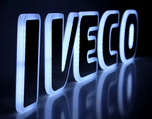 IVECO inox felirat HÁTTÉRVILÁGÍTÁSSAL