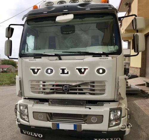 VOLVO inox felirat HÁTTÉRVILÁGÍTÁSSAL Fehér