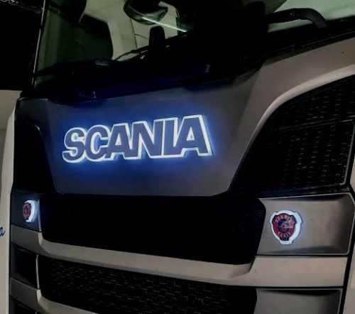 Scania fekete felirat, fehér háttérvilágítással