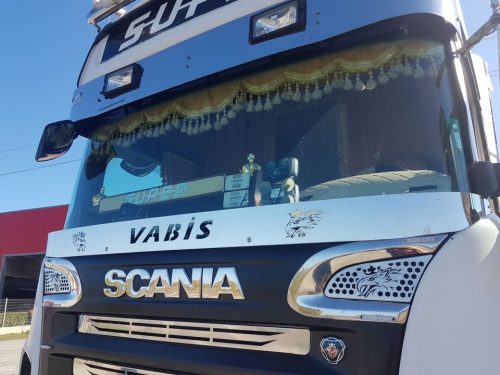 Scania R inox dísz a szélvédő aljára