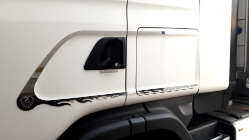 Scania inox díszkeret ajtóra párban