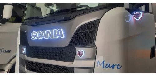 Scania inox felirat HÁTTÉRVILÁGÍTÁSSAL Fehér