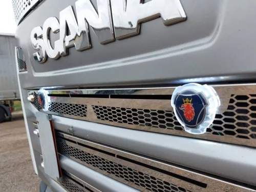 KÉK Scania világító logó FEHÉR fénnyel