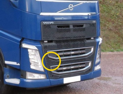 Volvo FH4 takaróelem a hűtőrácsra JOBB