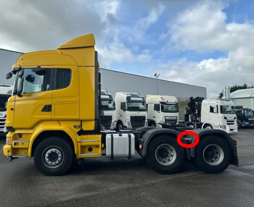 Scania hátsó sárvédő rögzítő / távtartó