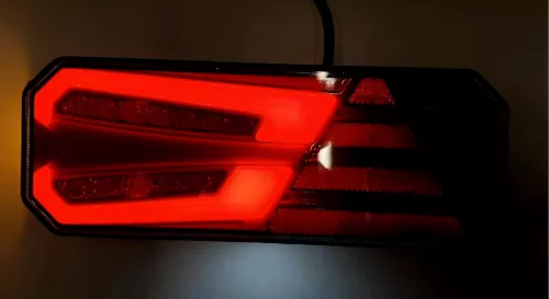 Full LED Dinamikus hátsó lámpa háromszög prizmával 12/24V Bal