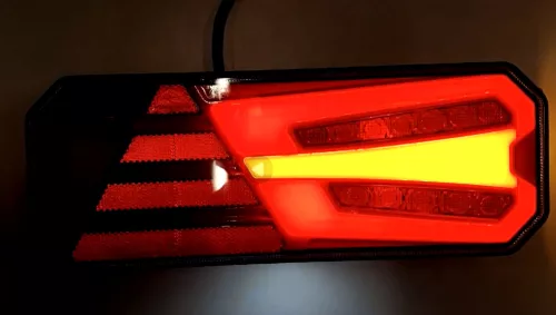 Full LED Dinamikus hátsó lámpa háromszög prizmával 12/24V Jobb