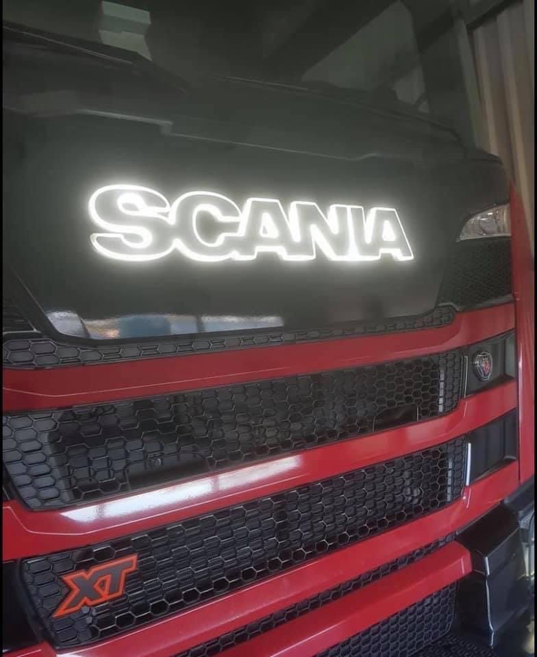 Image of Scania inox felirat HÁTTÉRVILÁGÍTÁSSAL Fehér