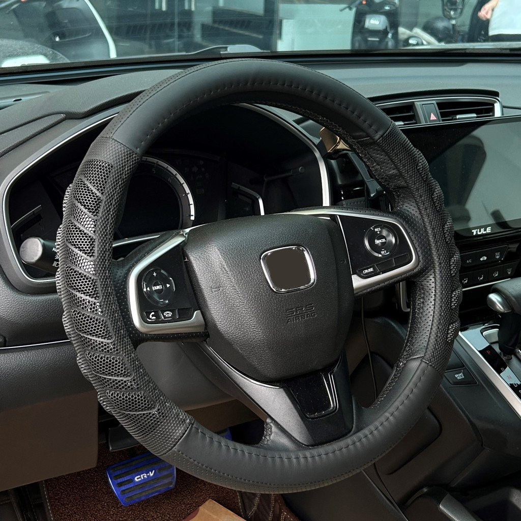 Image of Valódi bőr kormányvédő 36-38cm Fekete perforált, ergonómikus markolattal