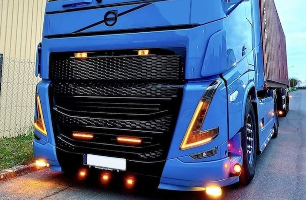 Image of SÁRGA DRL betét Volvo FH5 / Aero fényszóróba PÁRBAN